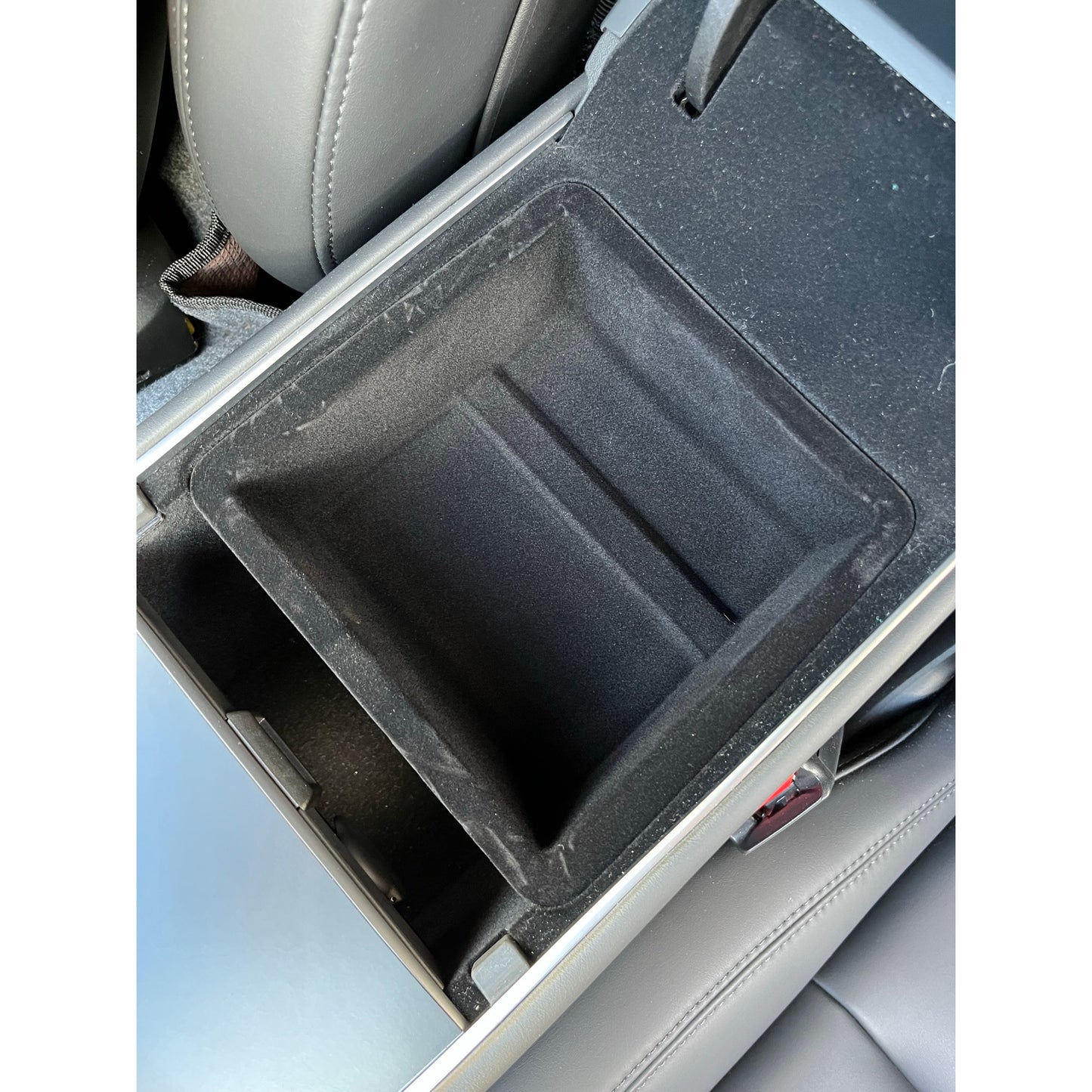 Armstödsfack Tesla Model y